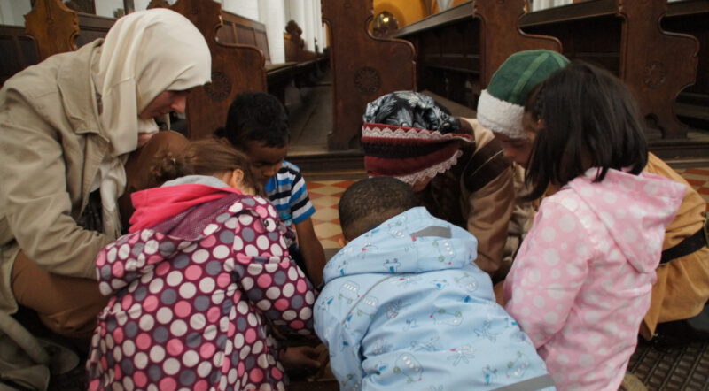 Kinder einer muslimischen Kita besuchen eine Kirche